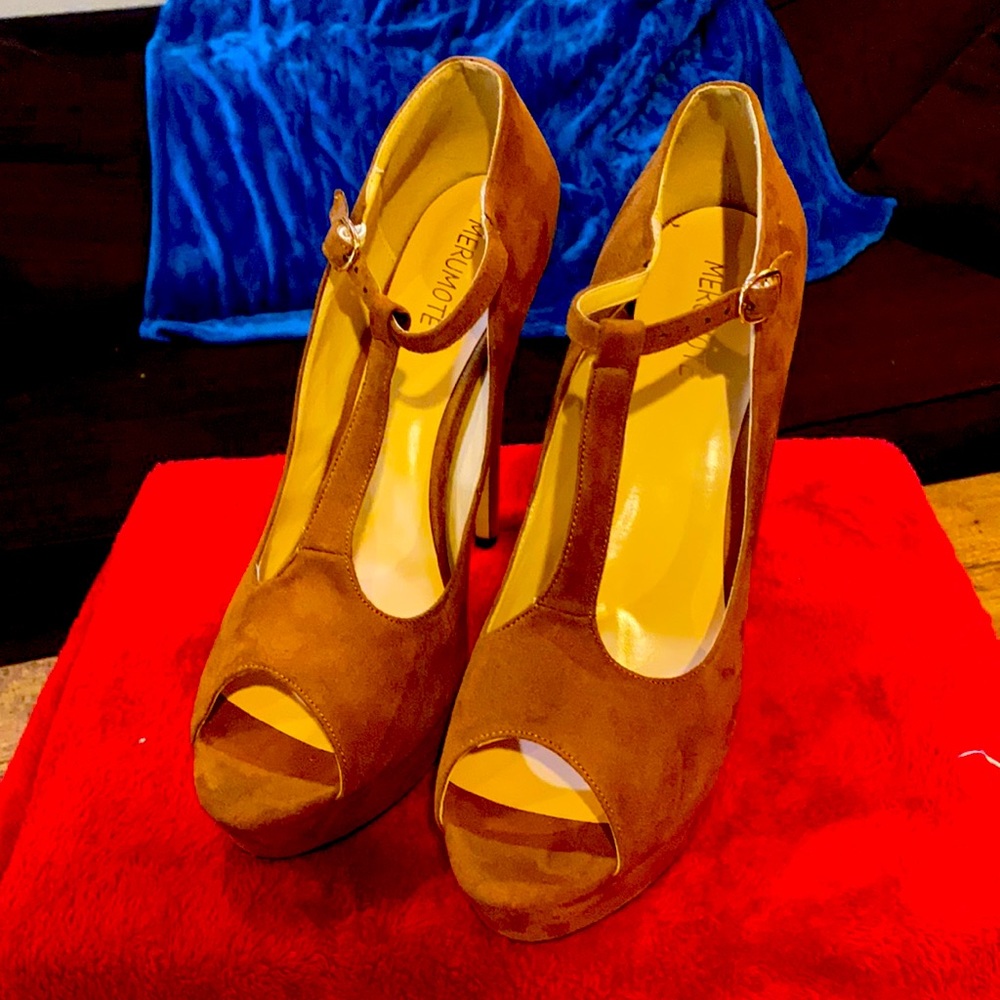 Wow! Beautiful tan suede t-strap peep toe platform stilettos ! Size 13/14 NIB!